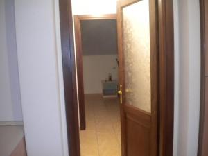 an open door to a room with a hallway at Le case in collina - San Teodoro in Lu Lioni