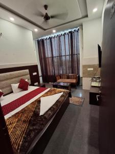 a bedroom with a large bed with a ceiling at Hotel Taj in Pānīpat