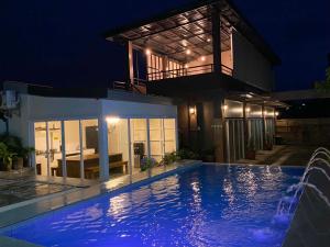 a swimming pool in front of a house at night at Sundown Lodge in San Fernando