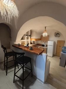 a kitchen with a table and chairs in a room at Dar Toubib in Qaşr Chouline