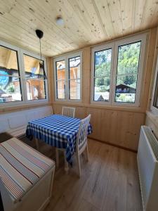 a small room with a table and windows at Haus Kern in Hallstatt