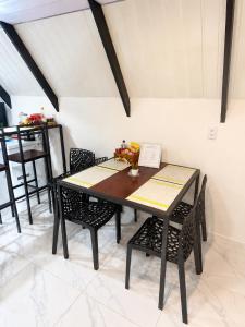 a dining room with a table and chairs at Cabaña Alpina - Ecos del Cerro in Paraguarí