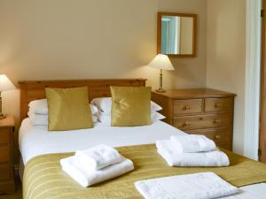 a bedroom with two white towels on a bed at Fordson in Warenford
