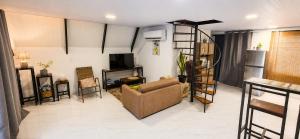 a living room with a couch and a television at Cabaña Alpina - Ecos del Cerro in Paraguarí
