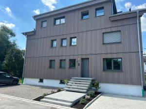 a building with a bench in front of it at Ferienhaus im Günztal in Lauben