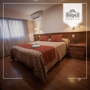 ein Hotelzimmer mit einem Bett mit einer roten Decke in der Unterkunft Hotel Felipe II in Cordoba
