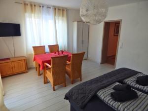ein Zimmer mit Tisch und Stühlen und ein Schlafzimmer in der Unterkunft Hotel Neptuns Ankerplatz & Zur Seerobbe in Cuxhaven