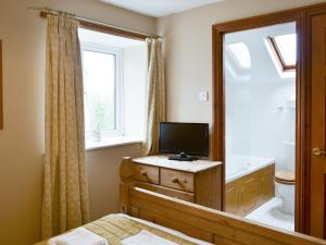 a bedroom with a mirror and a sink and a toilet at Waren View in Warenford
