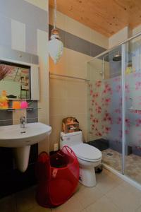 y baño con aseo, lavabo y ducha. en Hualien Paris Home B&B, en Hualien City