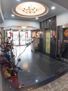 a lobby of a building with a ceiling at Chang Ti Metropolis Commercial Hotel in Zhongli