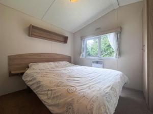 a bedroom with a bed and a window at Kingfisher - Uk52120 in Hevingham