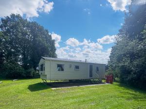 a tiny house in the middle of a yard at Kingfisher - Uk52120 in Hevingham +5 photos