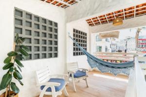 a room with two chairs and a hammock at Pousada Vila DuJu in Porto De Galinhas +9 photos
