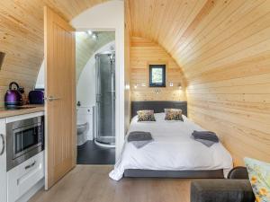 a bedroom with a large bed in a room at Rabbits Rest - Uk46128 in Nesscliffe