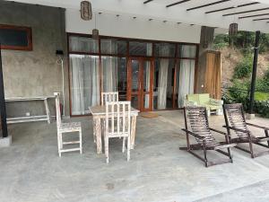 a patio with chairs and a table and a table and chairs at Bethel Ella in Ella