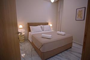 ein Schlafzimmer mit einem Bett und zwei Kissen darauf in der Unterkunft The Archanes Ruby in Archanes