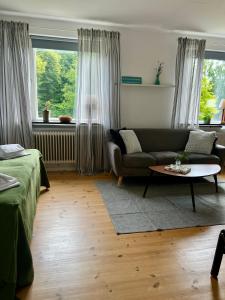 ein Wohnzimmer mit Sofa und Tisch in der Unterkunft Österlengården in Hammenhög