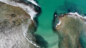 an overhead view of the ocean and a beach at Villa Cote Sud Pousada De Charme - Pé na Areia in São Miguel dos Milagres