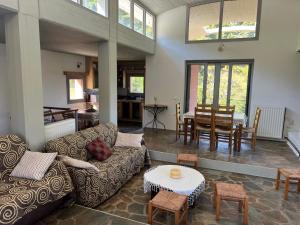 a living room with a couch and a table at Seta Forest House in Séta