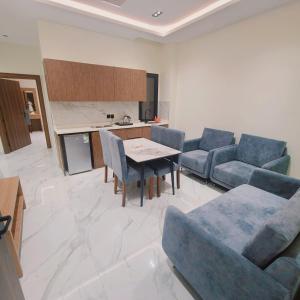 a living room with a couch and a table at الديار الفاخرة للشقق المخدومة - جيزان in Jazan