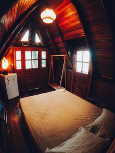 a bedroom with a large bed in a cabin at CHALÉ SERINGUEIRA in Outeiro