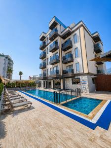 a swimming pool in front of a building at Ovva Inn Yeşilovacık Hotel in Dibekli