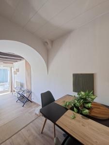 a dining room with a table and a chair at La Voûte - Clim et Gare 5 min in Rumilly