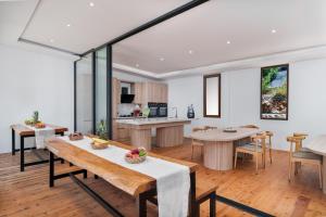 a kitchen and living room with a table and chairs at Turquoise Retreat Spa & Wellness in Kaş