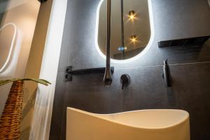 a bathroom with a sink and a mirror at Waterl'O in Waterloo