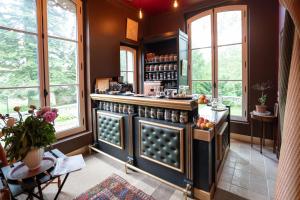 a kitchen withwindows and a counter with aasteryasteryasteryasteryasteryasteryastery at Château de la Tourlandry in Chemillé