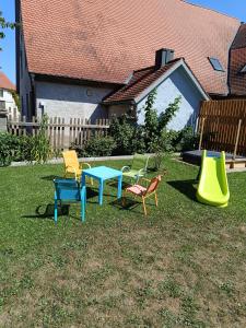 a group of chairs and tables in a yard at Ferienhaus Mitteldachstetten, ruhige Lage, kostenlos parken, WLAN free in Oberdachstetten +32 photos