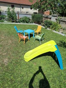 a group of chairs and a table with a slide at Ferienhaus Mitteldachstetten, ruhige Lage, kostenlos parken, WLAN free in Oberdachstetten