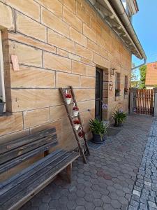 a brick wall with a bench next to a building at Ferienhaus Mitteldachstetten, ruhige Lage, kostenlos parken, WLAN free in Oberdachstetten
