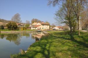 a body of water with a house in the background at Domaine de Hurlevent in Montgaillard-Lauragais