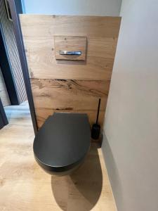 a black toilet sitting in the corner of a room at Ascona Casa Mamina A in Ascona +2 photos