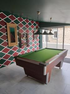 a living room with a pool table in a room at Le gîte de L'Étable in Magny-le-Désert