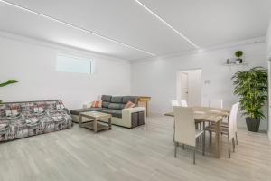 a living room with a table and a couch at Bender House in Moralet