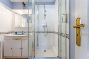 a bathroom with a shower and a sink at Chambres D'hôtes La Sousto in Châteaurenard +25 photos