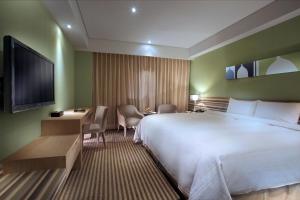 Ліжко або ліжка в номері Park City Hotel Central Taichung