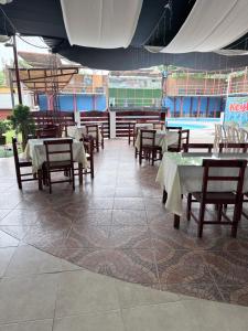 a dining room with tables and chairs at Keylas Hotel in Ica