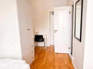 a bedroom with a bed and a desk with a chair at B&B Carl XII in Ed