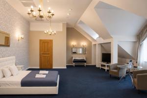 a hotel room with a bed and a living room at Hotel Vinnica in Wieliczka