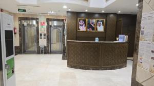 a hotel lobby with a bar in the middle at فندق درة طيبة 3 in Az Zahrāʼ