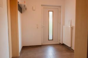 an empty hallway with a door and a tile floor at FeWo Böhaming in Schaufling