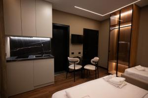 a room with a kitchen and a bed and a table at 2S Vila Boutique Pogradec in Pogradec