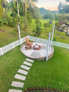 a bench sitting in a yard next to a fire pit at Chalé do amor, sítio pousada vô Maneca in Timbó +3 photos
