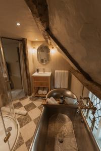 a bathroom with a sink and a bath tub at Hathaway Hamlet in Stratford-upon-Avon +57 photos
