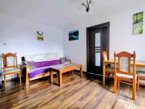 a room with a bed and two chairs and a table at Pokoje Gościnne Barka - 300m do RESTAURACJI - 900m do JEZIORA i VELO CZORSZTYN in Kluszkowce
