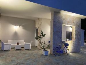 a bike parked in a room with a table and chairs at Tra Cielo e Mare - Monopoli in Impalata
