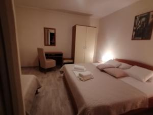 a bedroom with a bed with two towels on it at Apartments Roncevic #JOKO# in Gradac